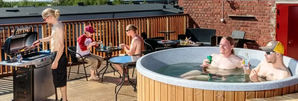 Kattoterassin lämmitetty palju ja saunatilat